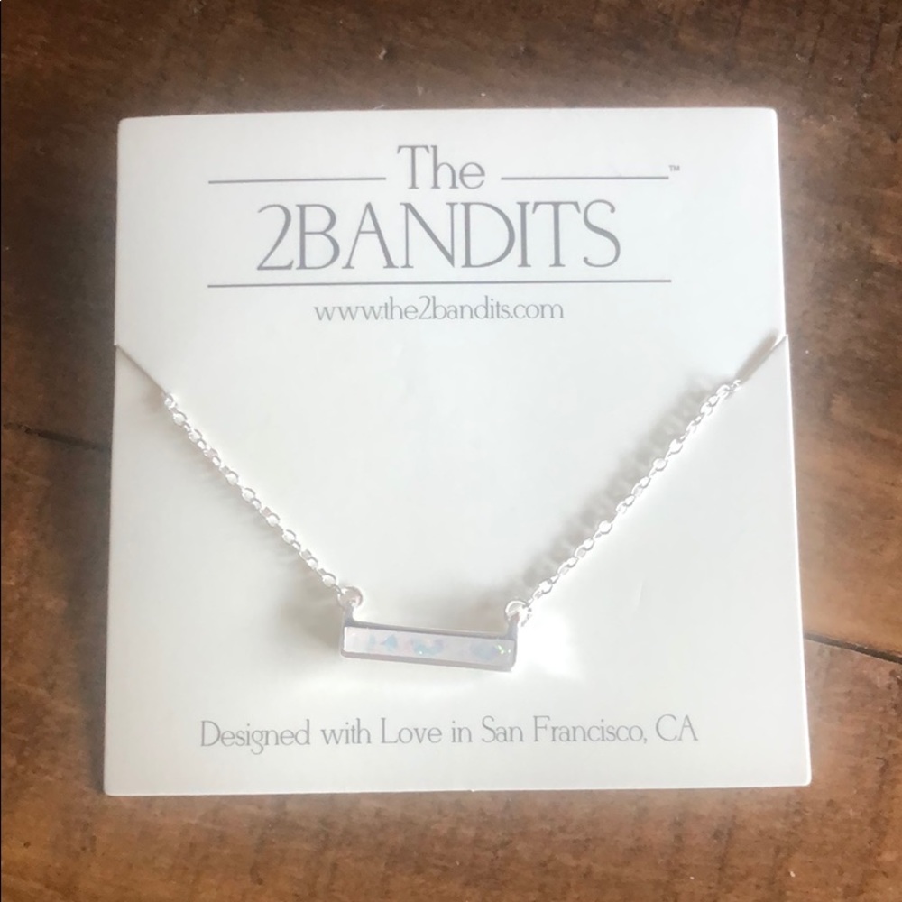 Beautiful silver necklace with iridescent white!